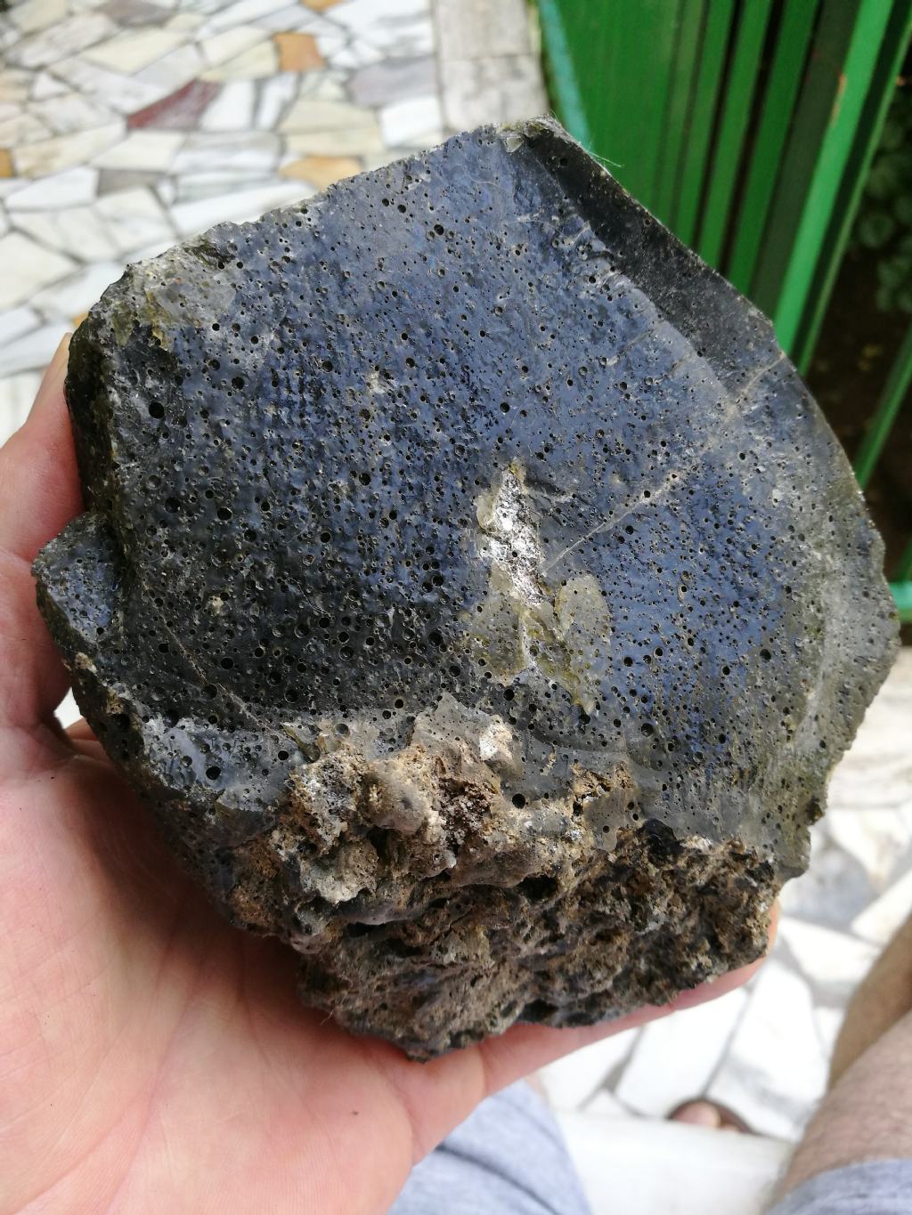 Identificazione roccia ricoperta da patina vetrosa